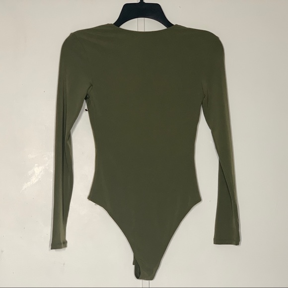LEITH Deep V-neck Long Sleeve Bodysuit In Olive - Picture 4 of 8